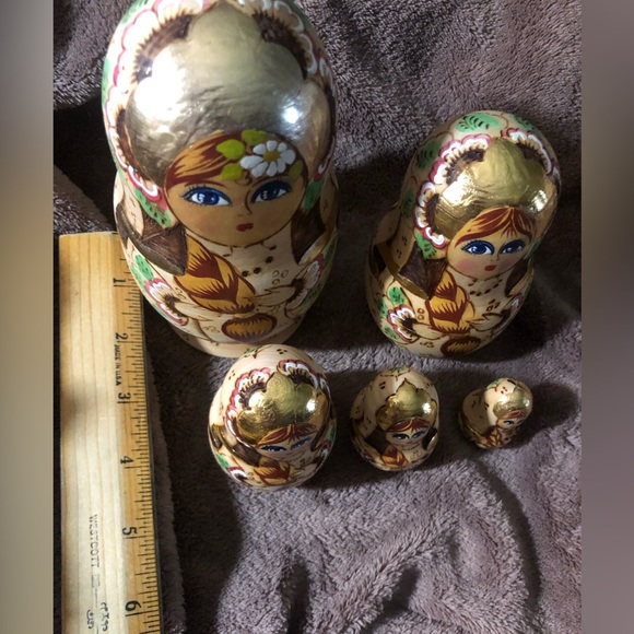 Beautiful set of Russian nesting dolls set of 5 - Picture 6 of 8